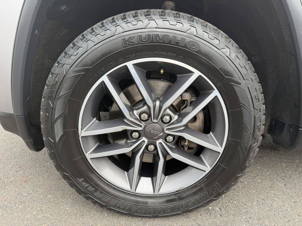 Used 2019 Jeep Grand Cherokee Laredo w/ 18" Wheel & 8.4" Radio Group AWD/4WD image 9