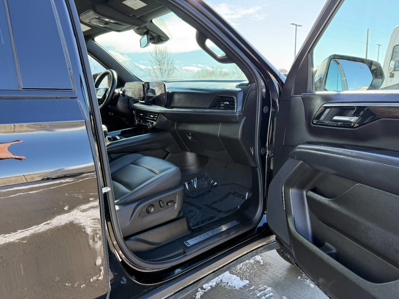 Used 2025 Chevrolet Suburban Z71 image 24