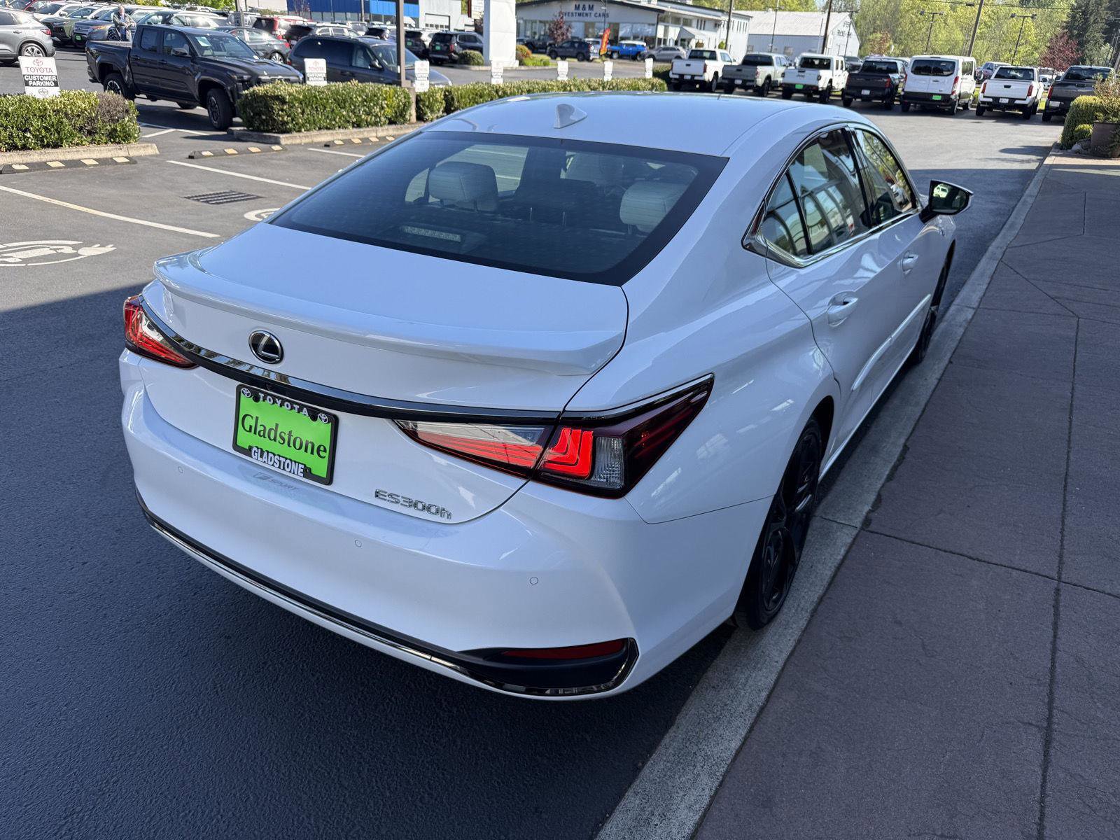 Used 2024 Lexus ES 300h F Sport FWD image 5