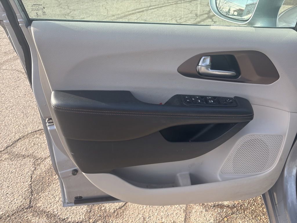 Used 2018 Chrysler Pacifica Touring-L image 12