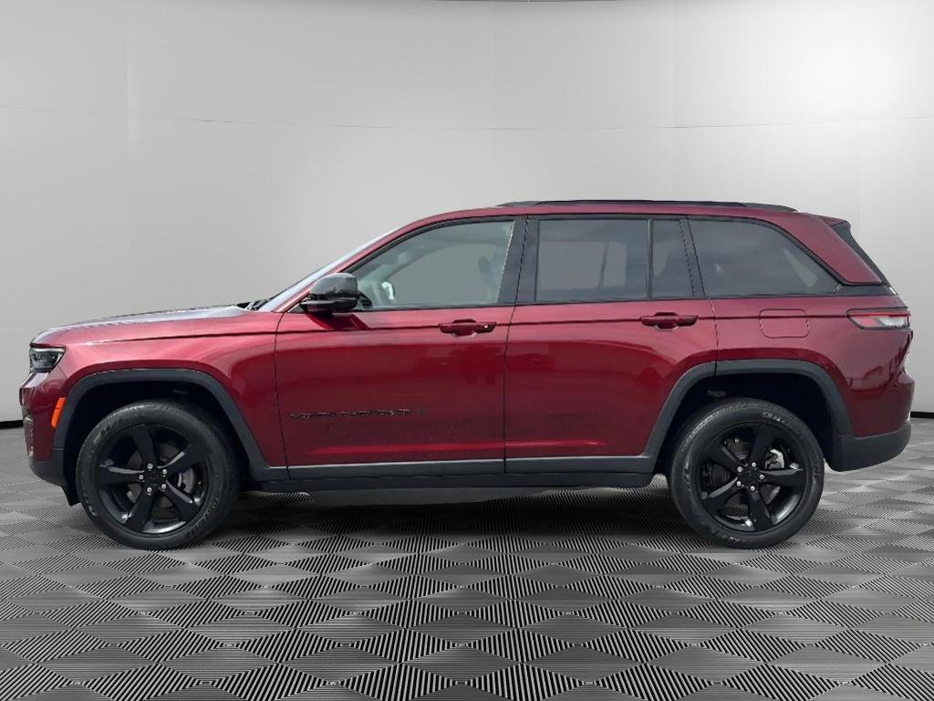 Used 2023 Jeep Grand Cherokee Altitude image 5