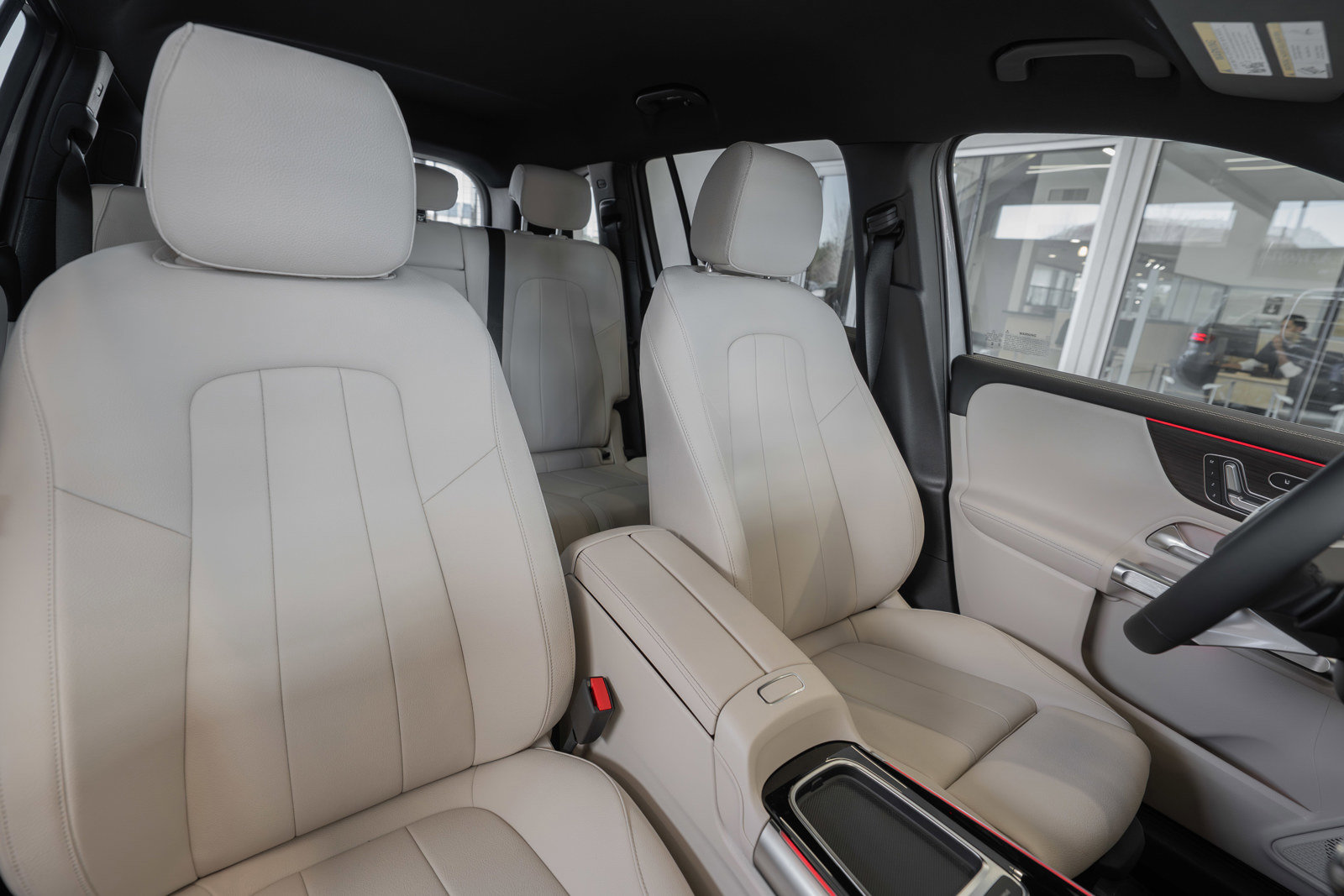 Used 2025 Mercedes-Benz GLB 250 4MATIC image 29