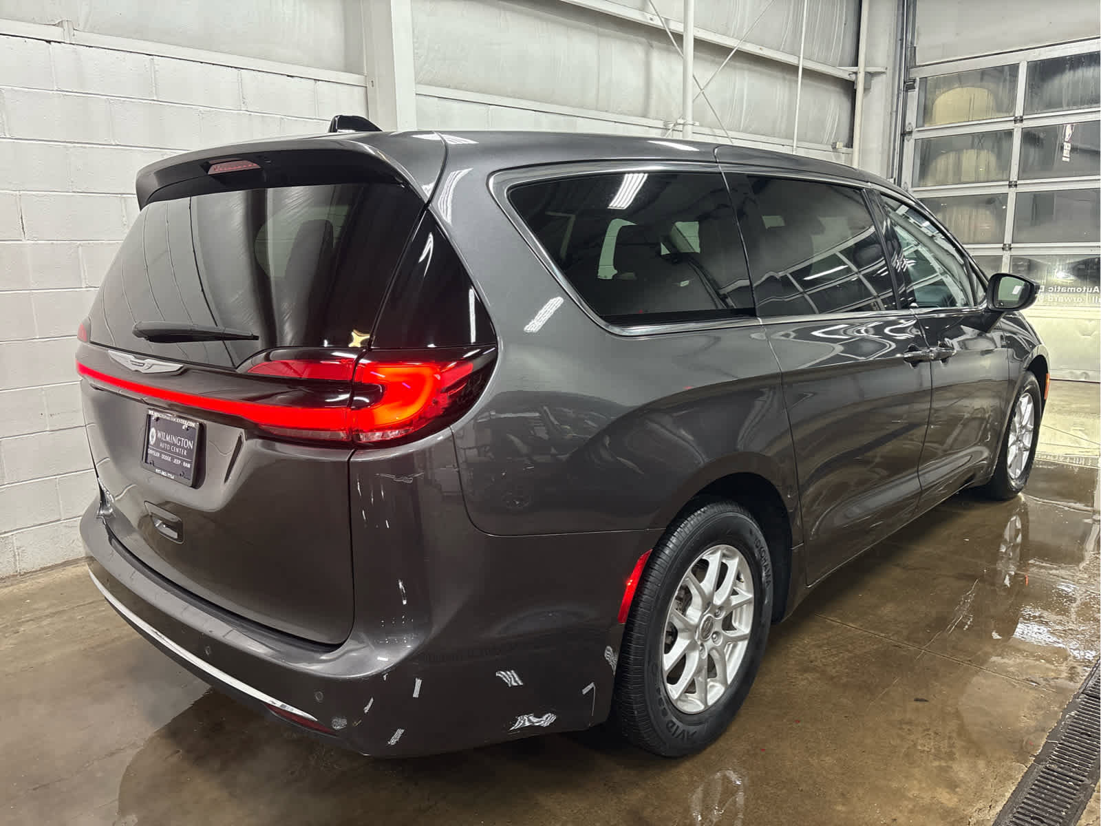 Used 2023 Chrysler Pacifica Touring-L image 6
