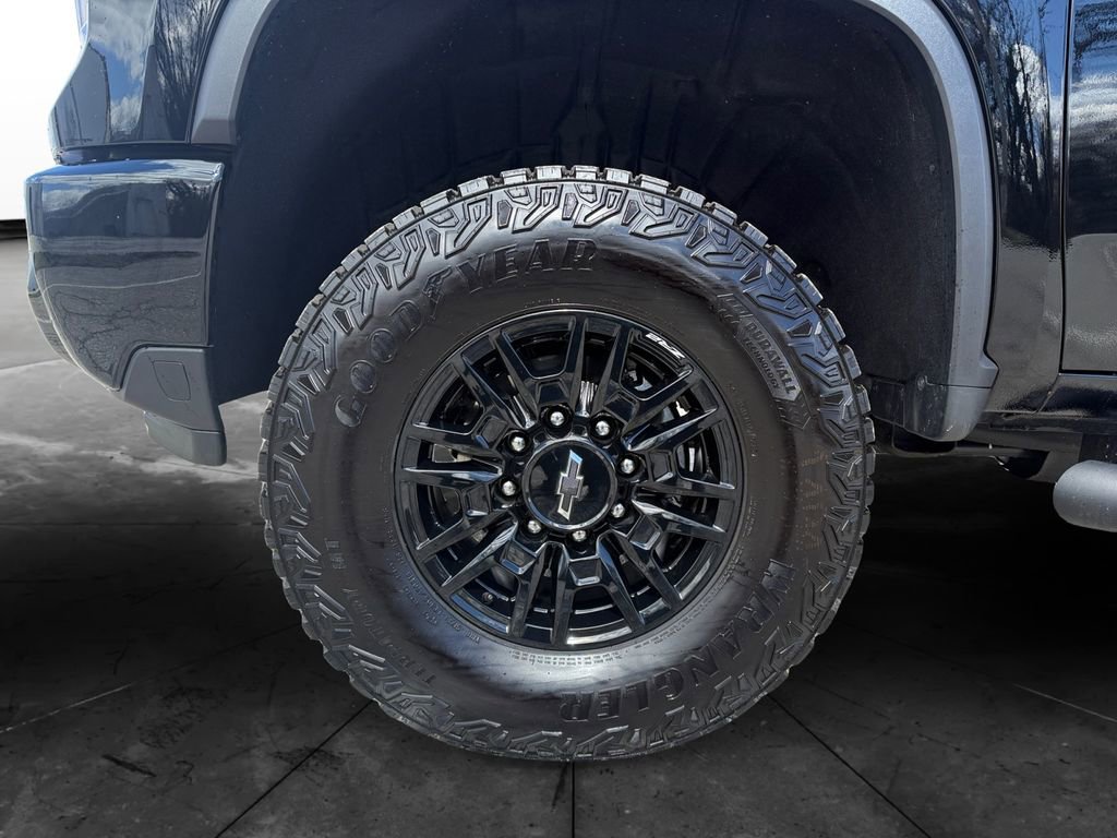 Used 2025 Chevrolet Silverado 2500 ZR2 w/ Technology Package image 14