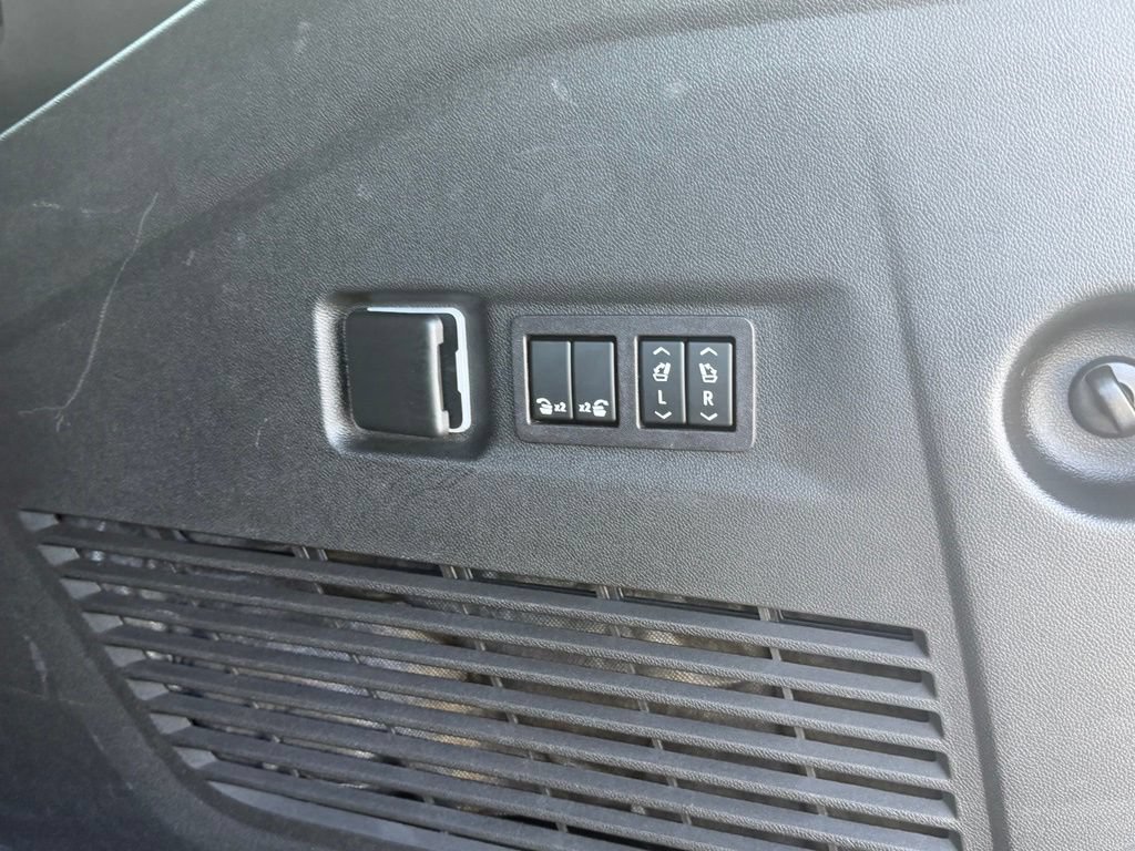 Used 2023 Chevrolet Suburban Premier AWD/4WD image 39
