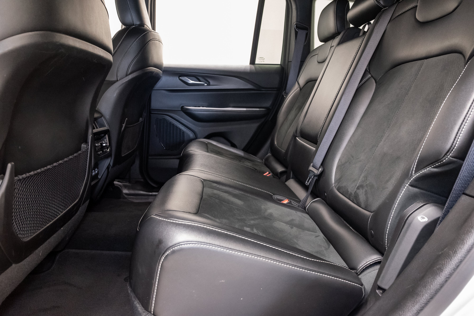 Used 2025 Jeep Grand Cherokee Altitude AWD/4WD image 27