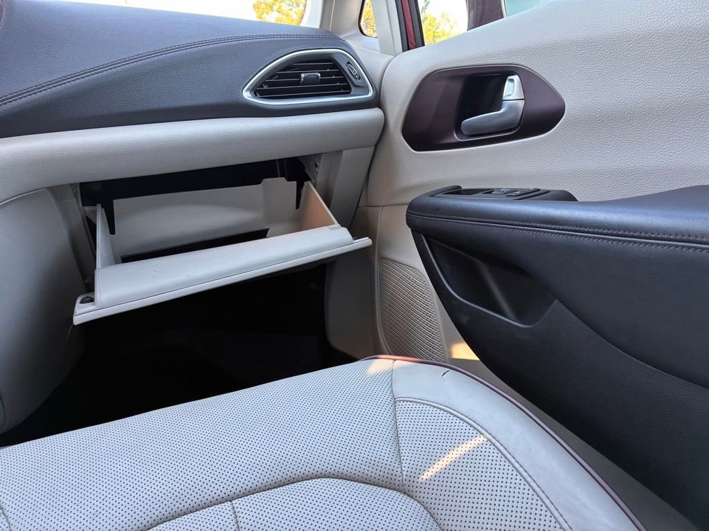 Used 2017 Chrysler Pacifica Limited FWD image 50