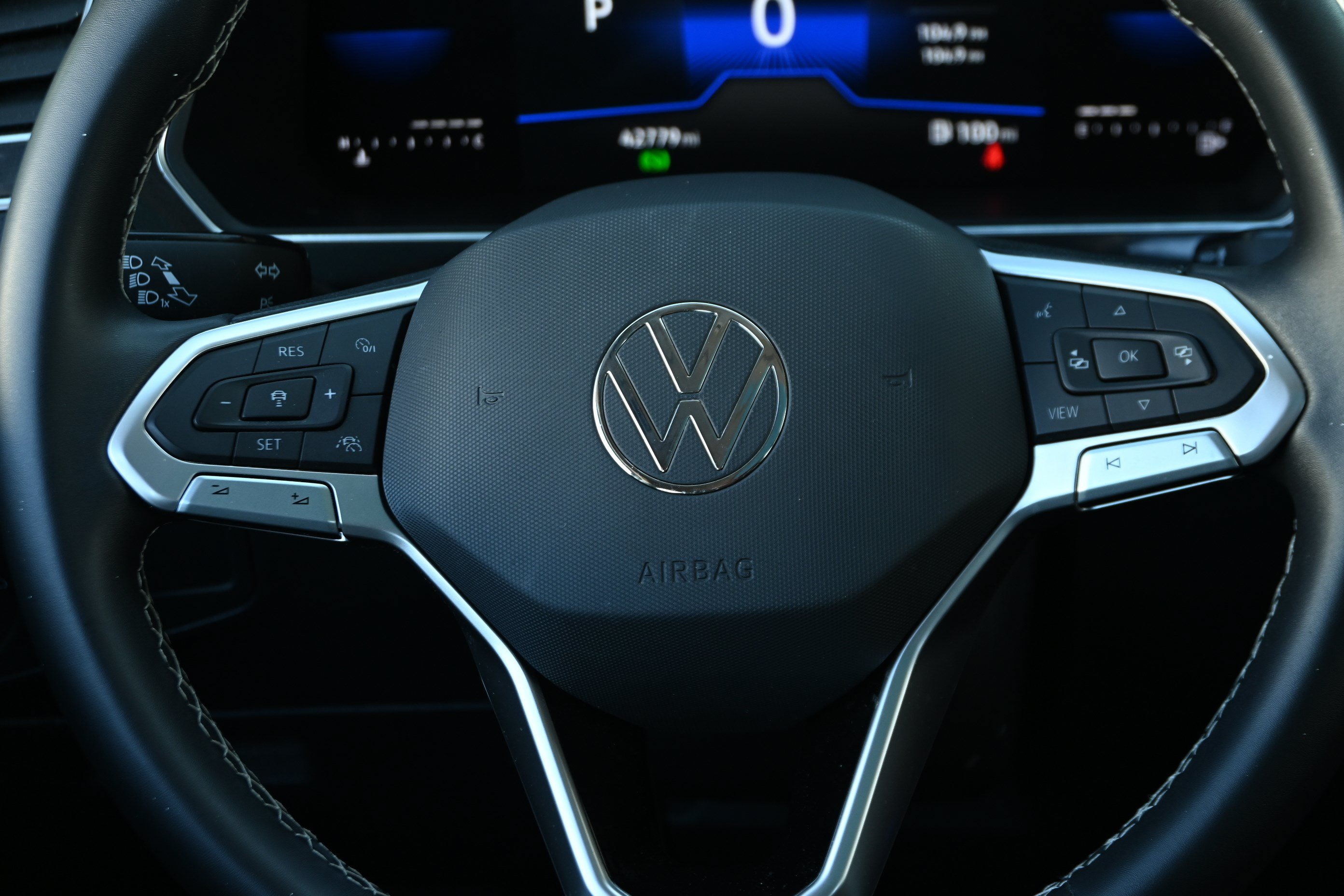 Used 2023 Volkswagen Tiguan SE w/ Panoramic Sunroof Package FWD image 31