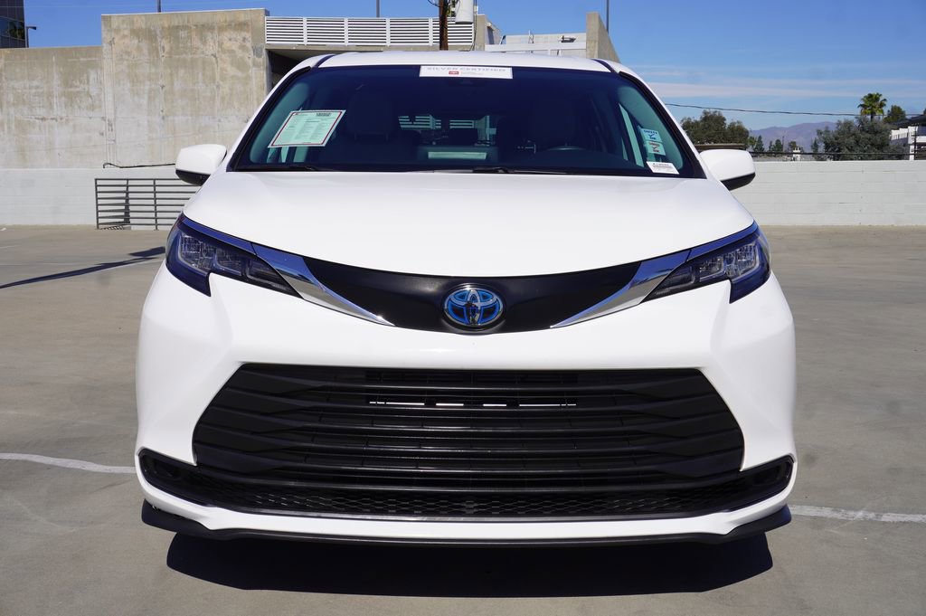 Certified 2022 Toyota Sienna LE image 3