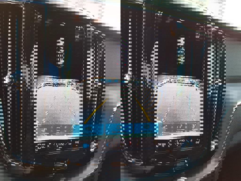 Certified 2025 Volvo XC60 B5 Core image 21