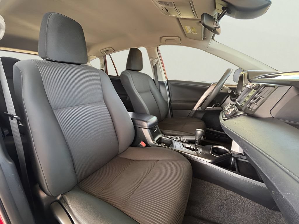 Used 2018 Toyota RAV4 LE FWD image 3