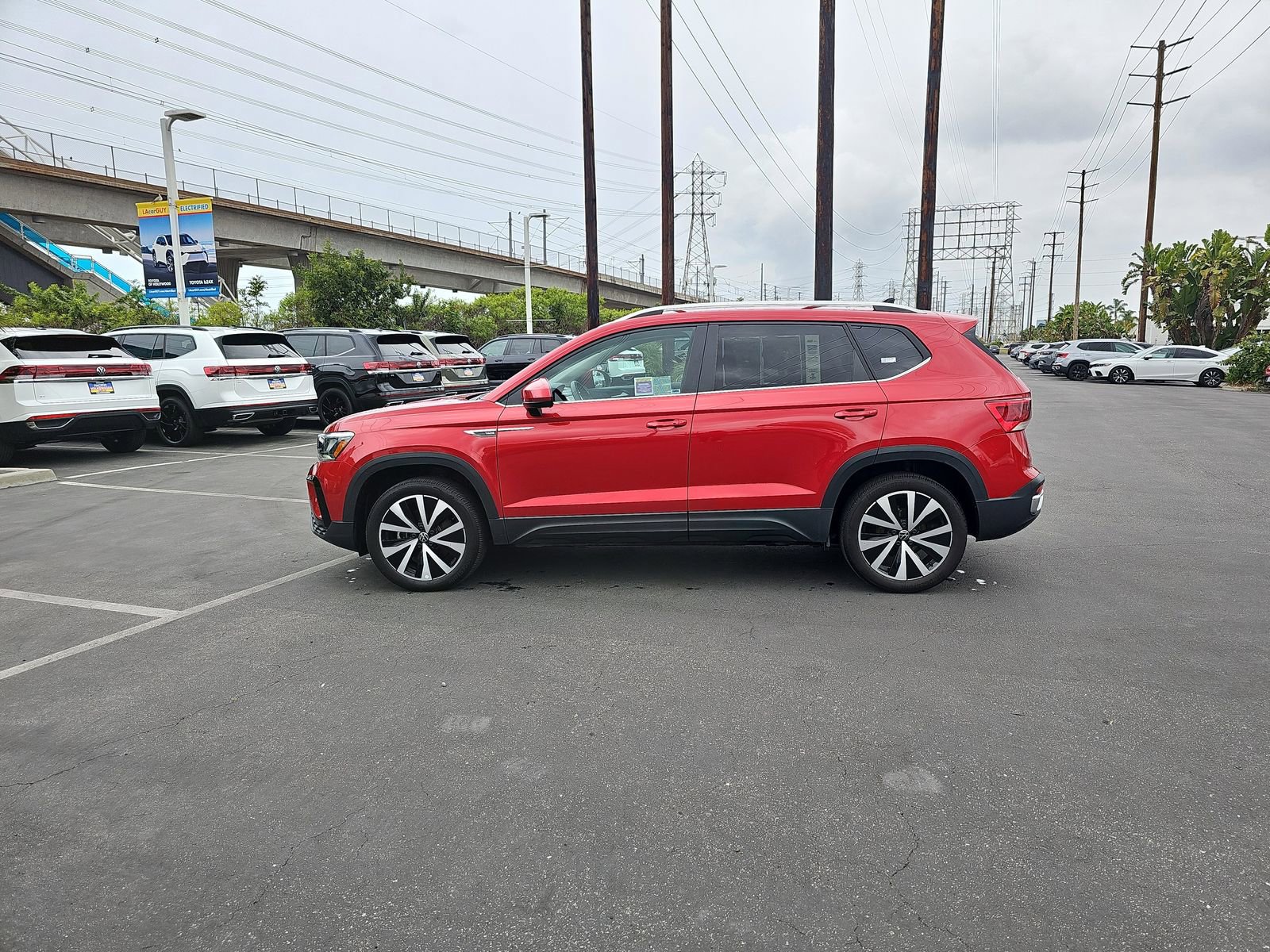 Used 2023 Volkswagen Taos SE image 4