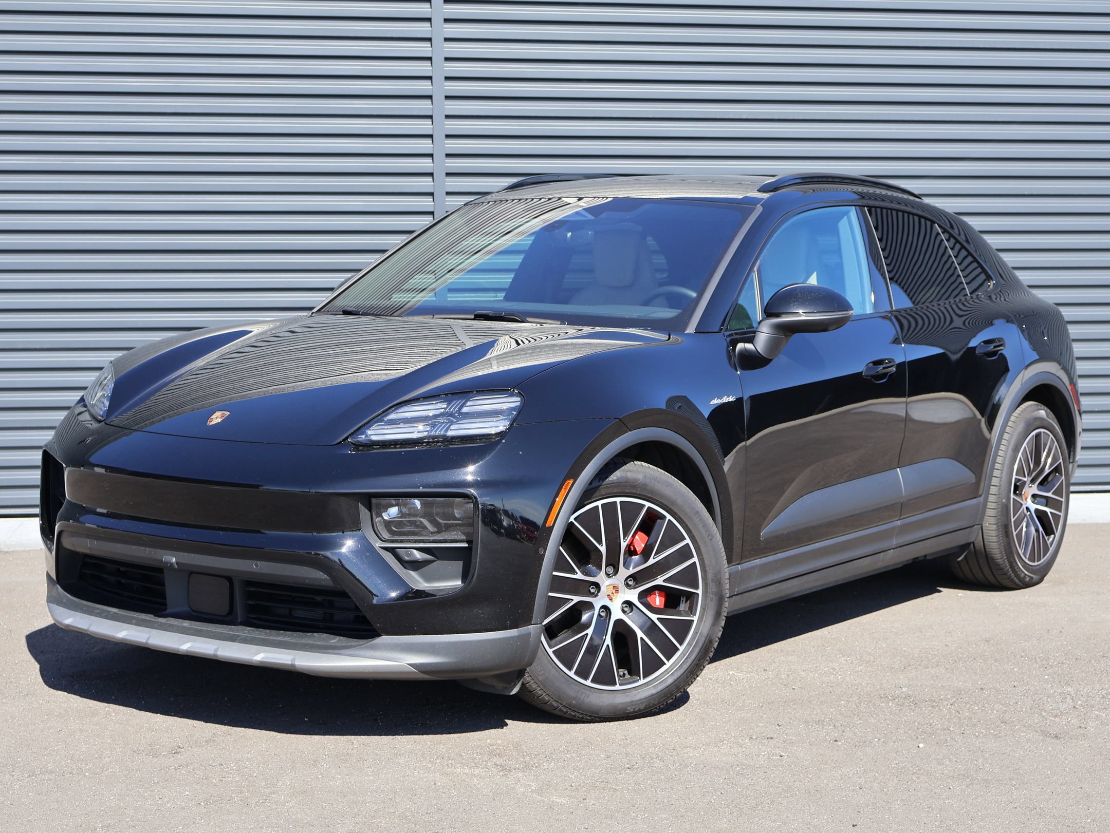 Certified 2025 Porsche Macan 4S Electric AWD/4WD image 1
