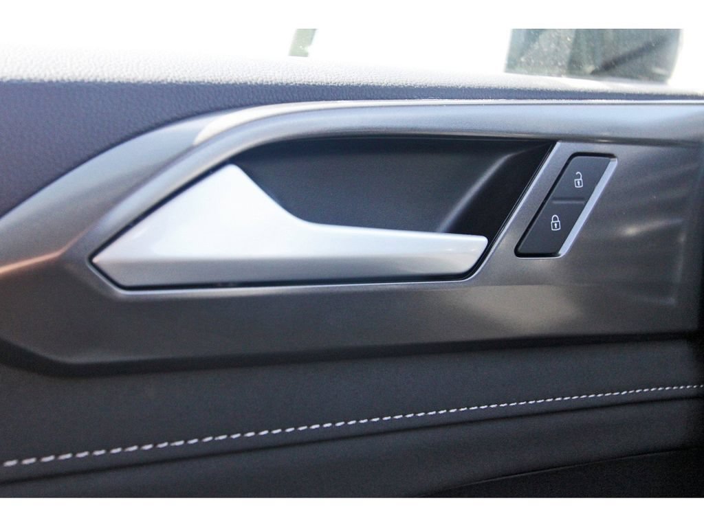 Certified 2025 Volkswagen Taos SE FWD image 22