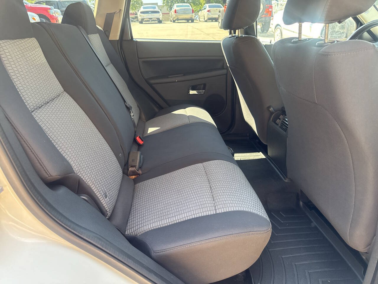 Used 2010 Jeep Grand Cherokee Laredo AWD/4WD image 12