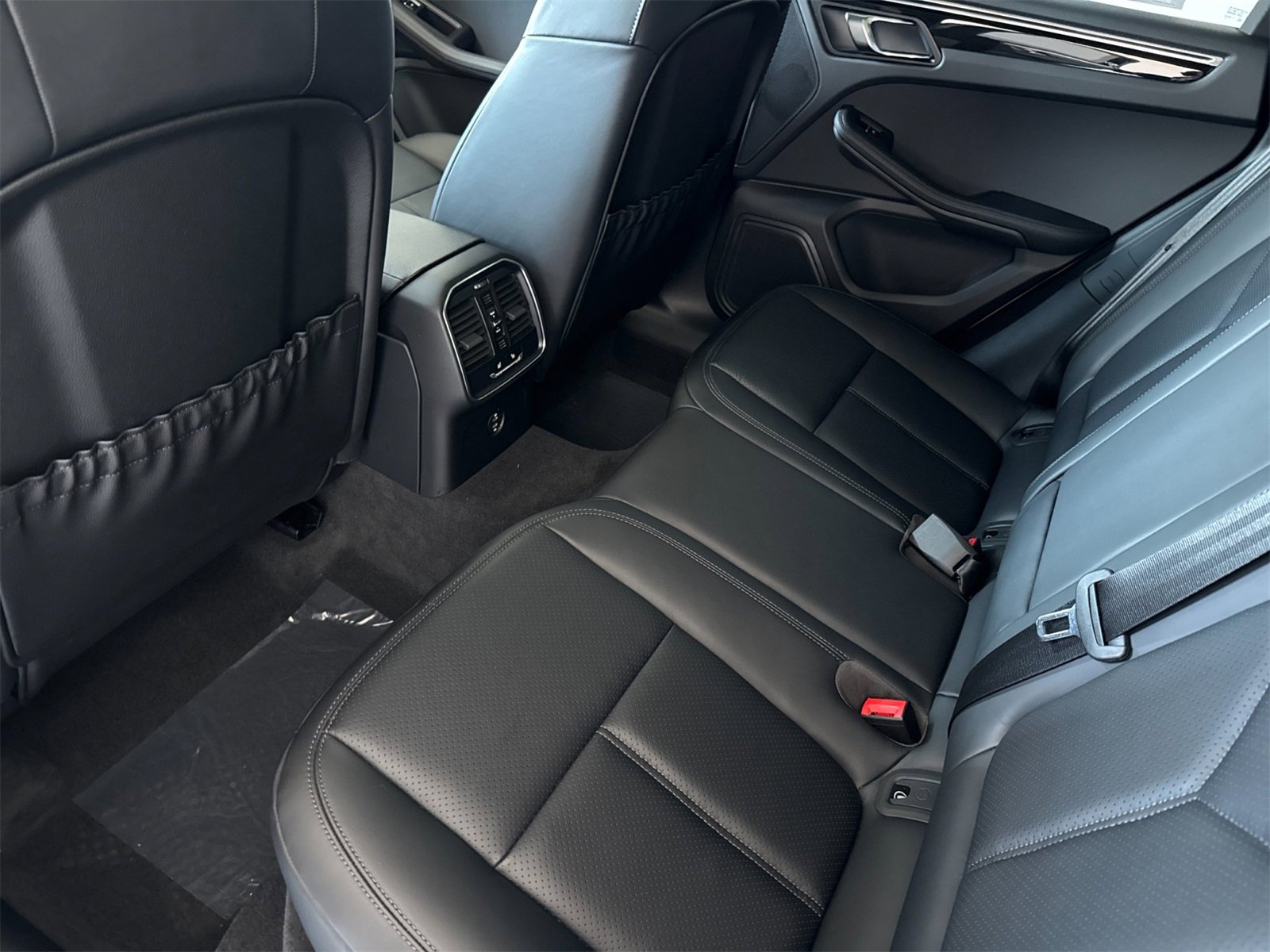 Used 2025 Porsche Macan image 14