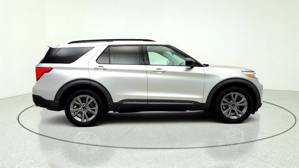 Used 2021 Ford Explorer XLT w/ Equipment Group 202A AWD/4WD image 4