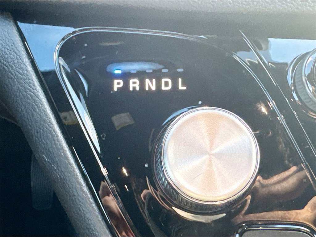 Used 2023 Chrysler Pacifica Limited w/ Uconnect Theater Family Group image 18