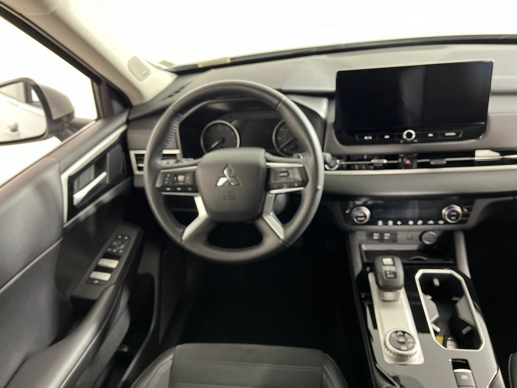 Used 2025 Mitsubishi Outlander SE AWD/4WD image 2