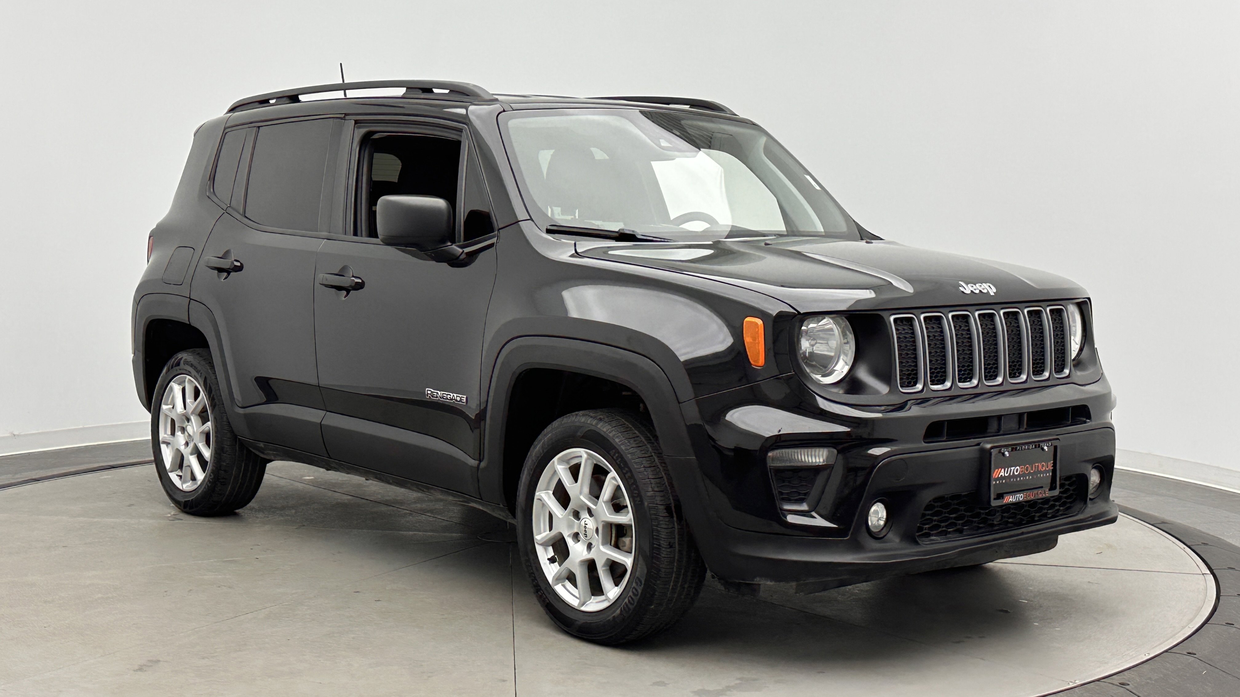 Used 2022 Jeep Renegade Latitude AWD/4WD image 3