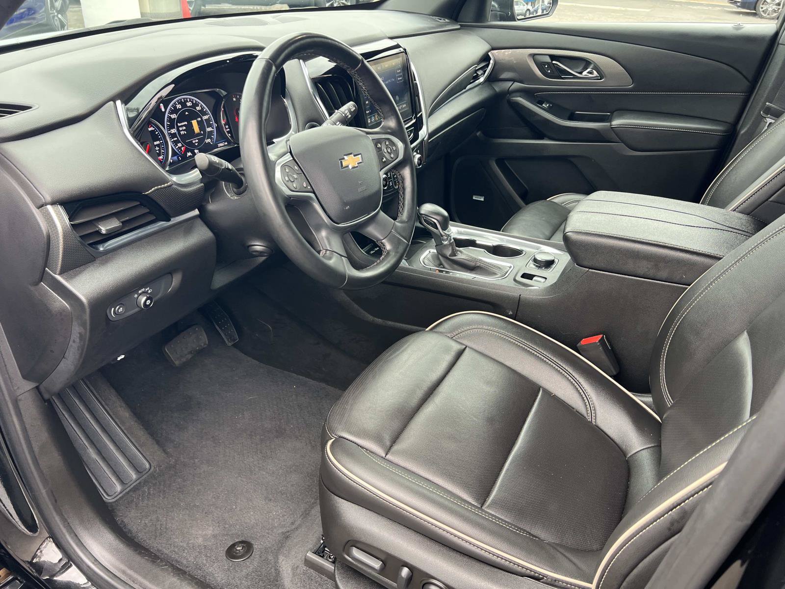 Used 2023 Chevrolet Traverse Premier FWD image 5