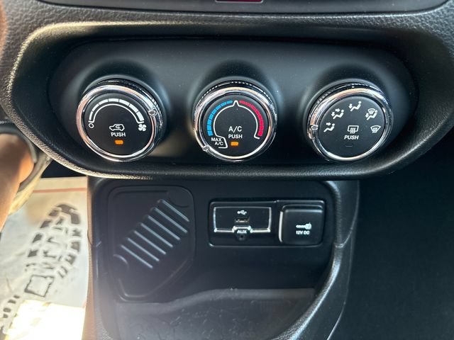 Used 2017 Jeep Renegade Latitude FWD image 16