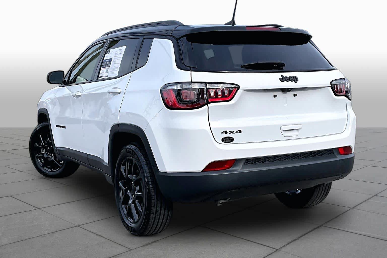 Used 2023 Jeep Compass Latitude w/ Sun and Sound Group AWD/4WD image 11