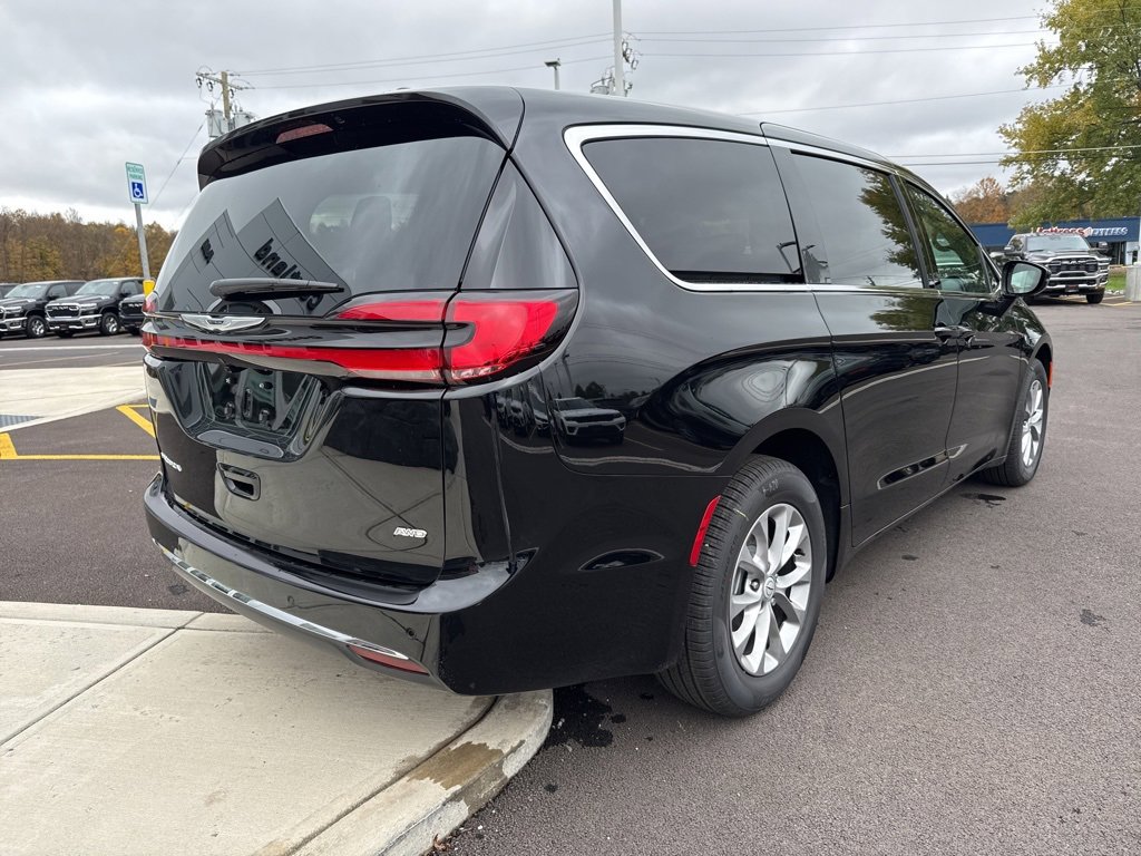 New 2026 Chrysler Pacifica Select image 7