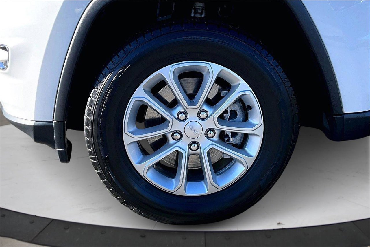 Certified 2021 Jeep Grand Cherokee Laredo image 32