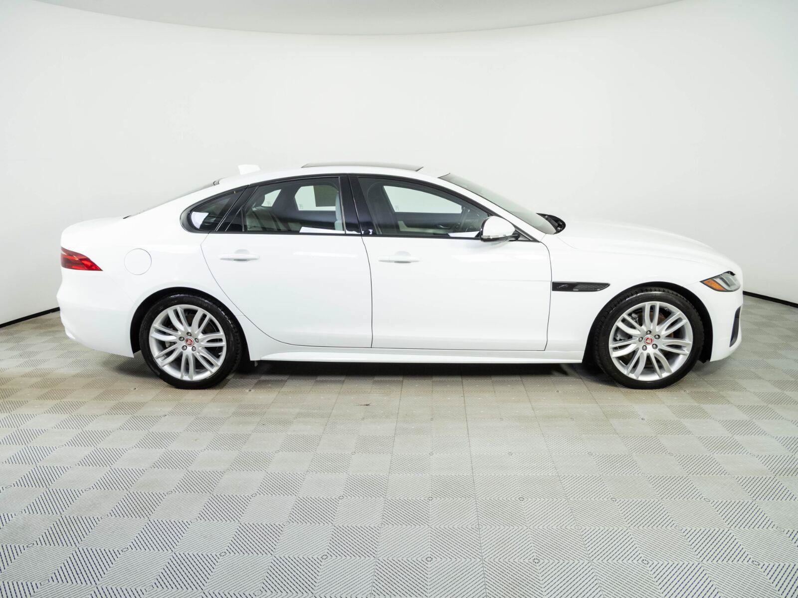 Used 2022 Jaguar XF R-Dynamic SE AWD/4WD image 27