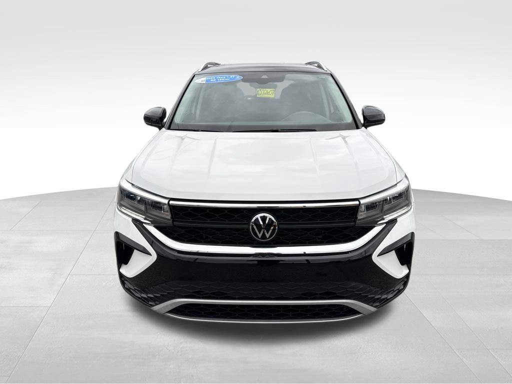 Used 2023 Volkswagen Taos SE w/ Panoramic Sunroof Package FWD image 3