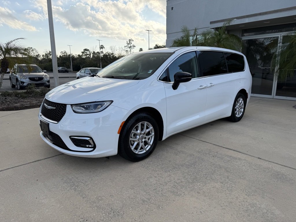 Used 2024 Chrysler Pacifica Touring-L image 8