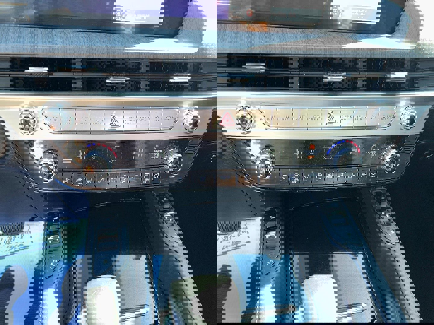 Used 2023 Kia Telluride EX w/ EX Captain's Chair Package image 18