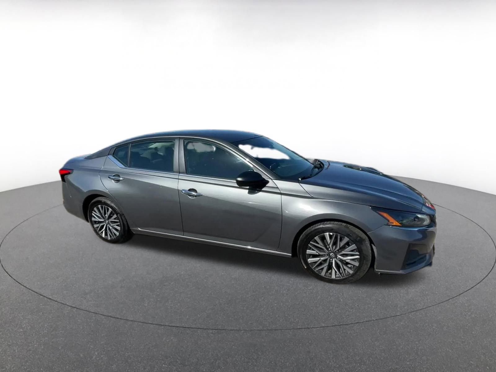 Used 2025 Nissan Altima 2.5 SV image 2