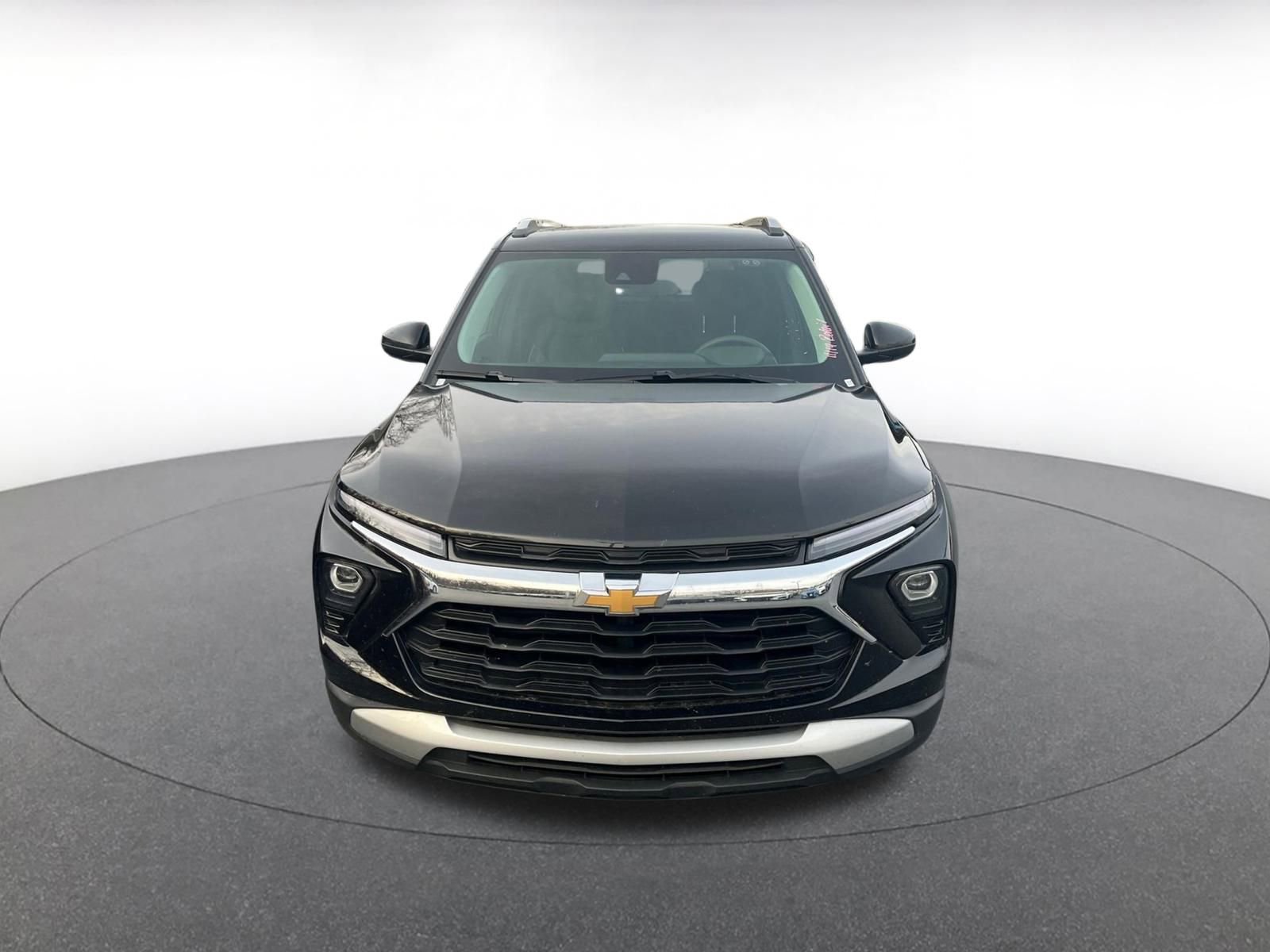 Used 2025 Chevrolet Trax LT image 2