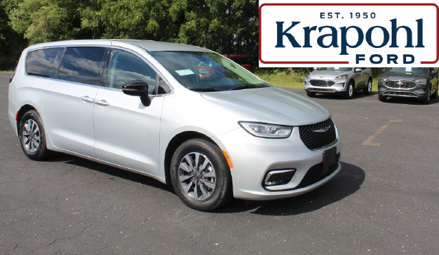 Used 2024 Chrysler Pacifica Limited FWD image 1