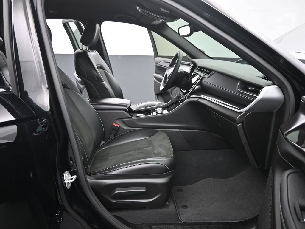 Used 2023 Jeep Grand Cherokee Altitude AWD/4WD image 18