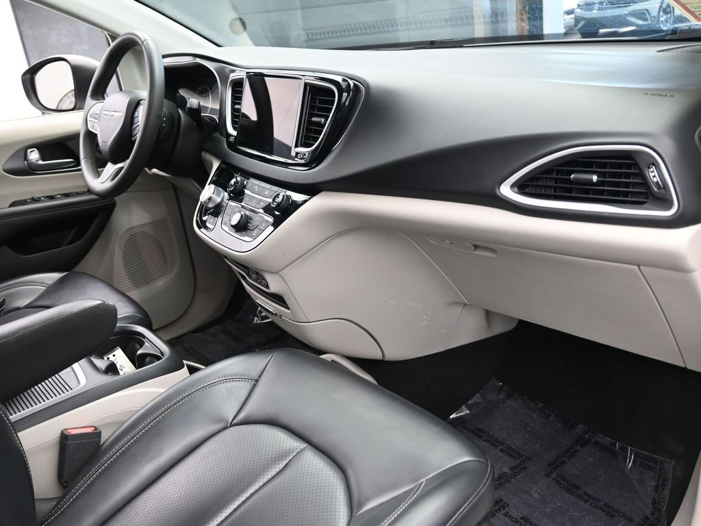 Used 2023 Chrysler Pacifica Touring-L image 47