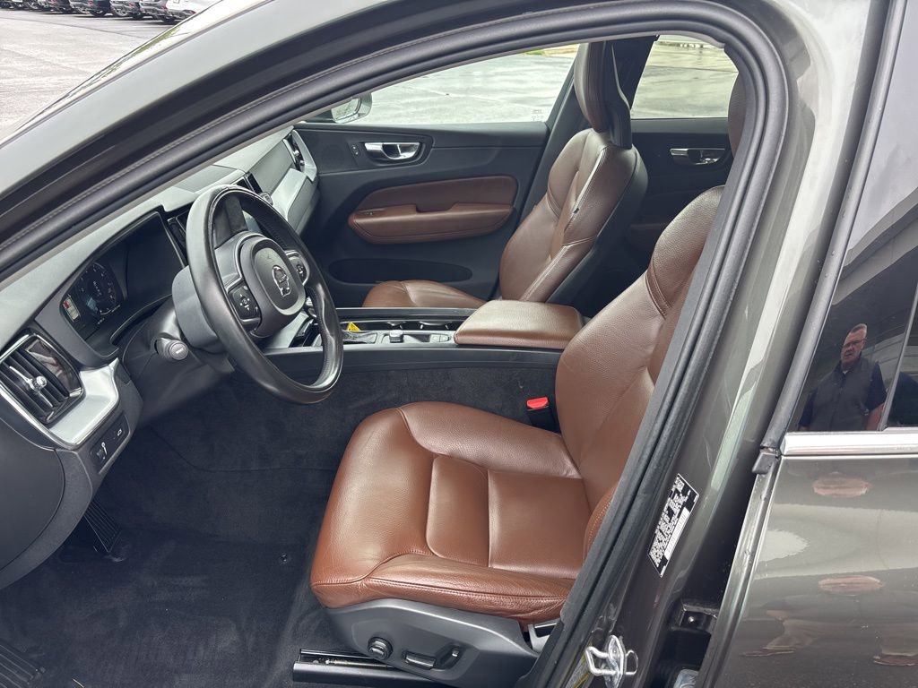 Used 2018 Volvo XC60 T5 Momentum w/ Vision Package AWD/4WD image 6