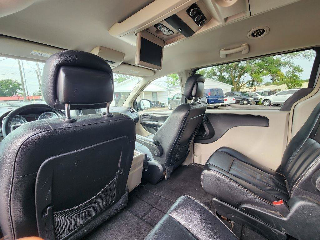 Used 2014 Chrysler Town & Country Touring FWD image 18