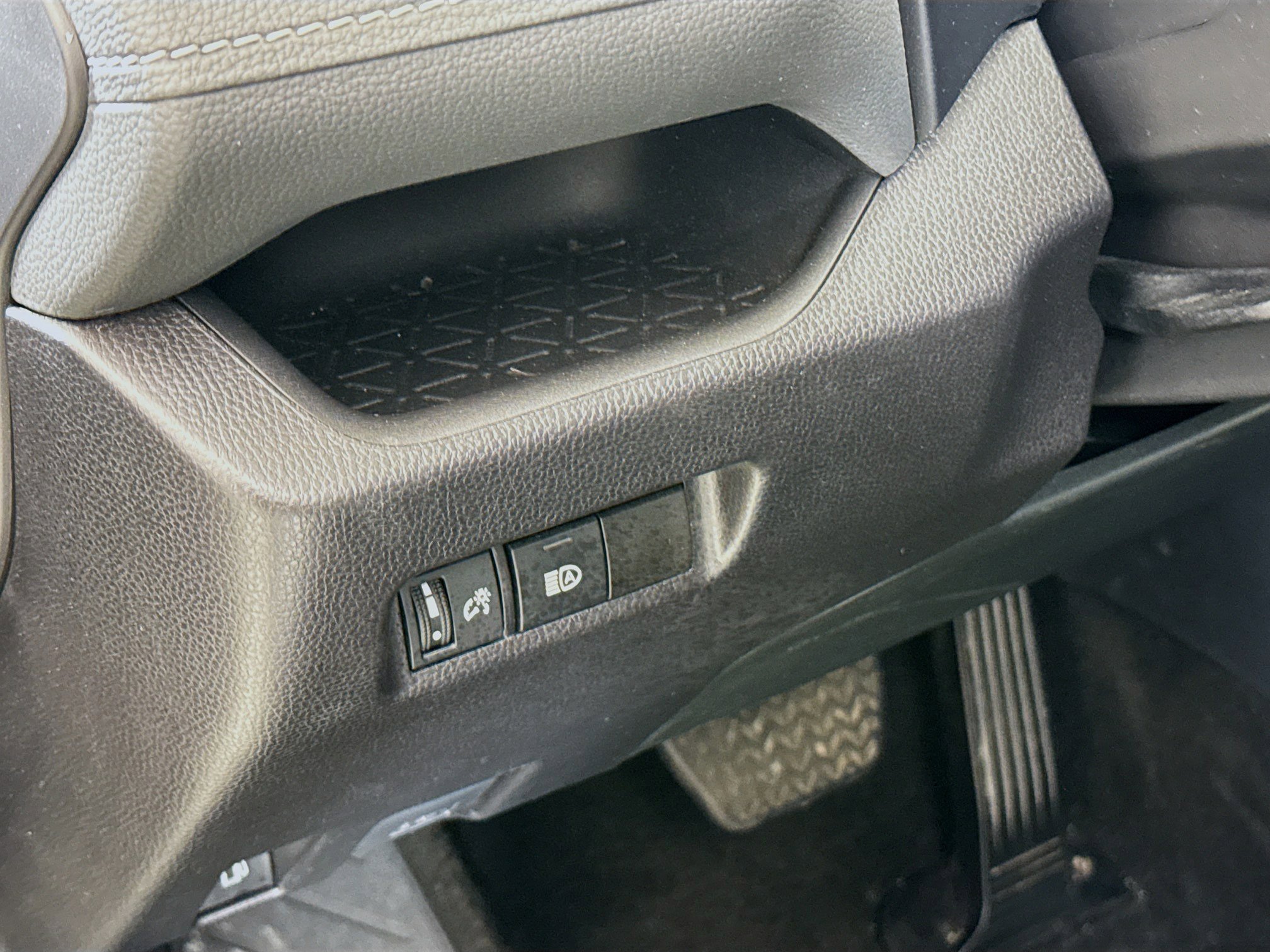 Used 2025 Toyota RAV4 LE image 10