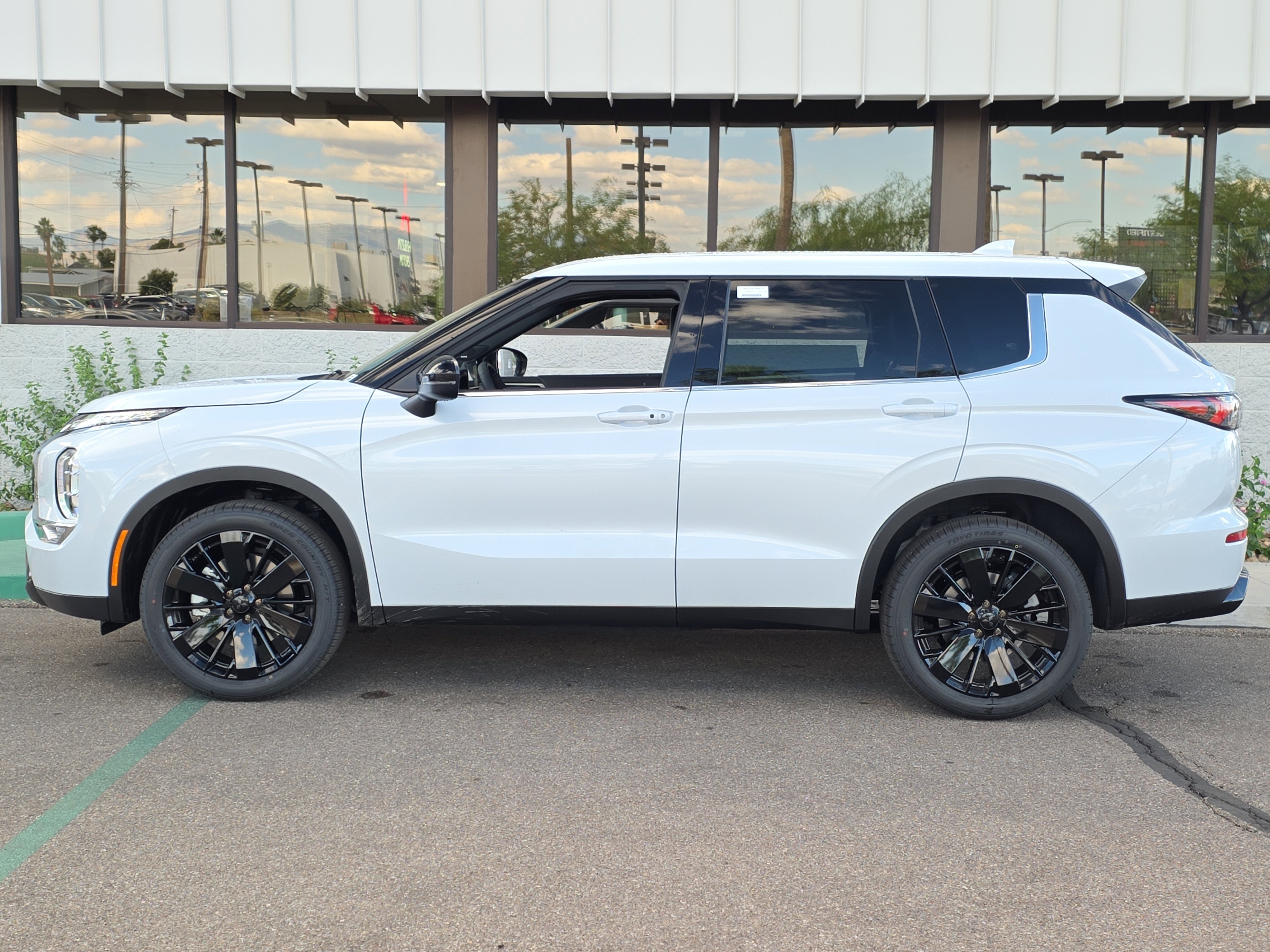 New 2026 Mitsubishi Outlander LE FWD image 4