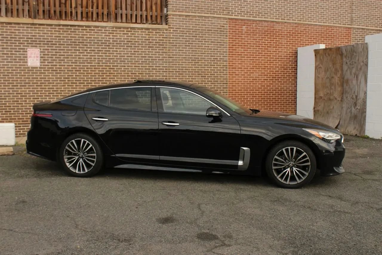 Used 2018 Kia Stinger Premium RWD image 2