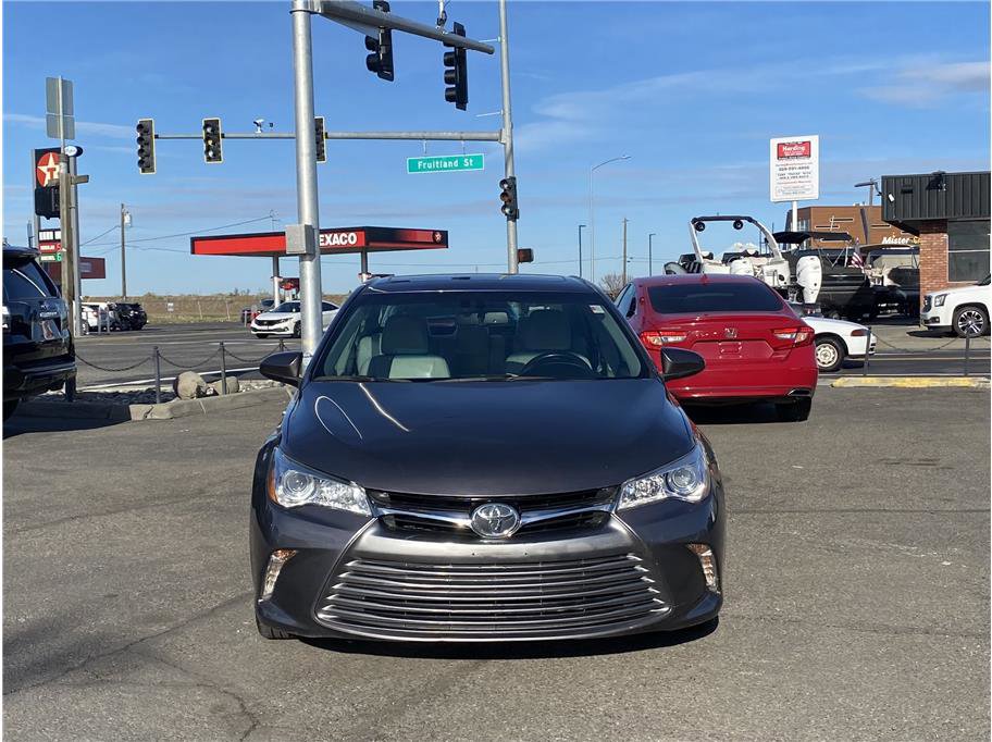 Used 2015 Toyota Camry XLE w/ Moonroof Package image 2