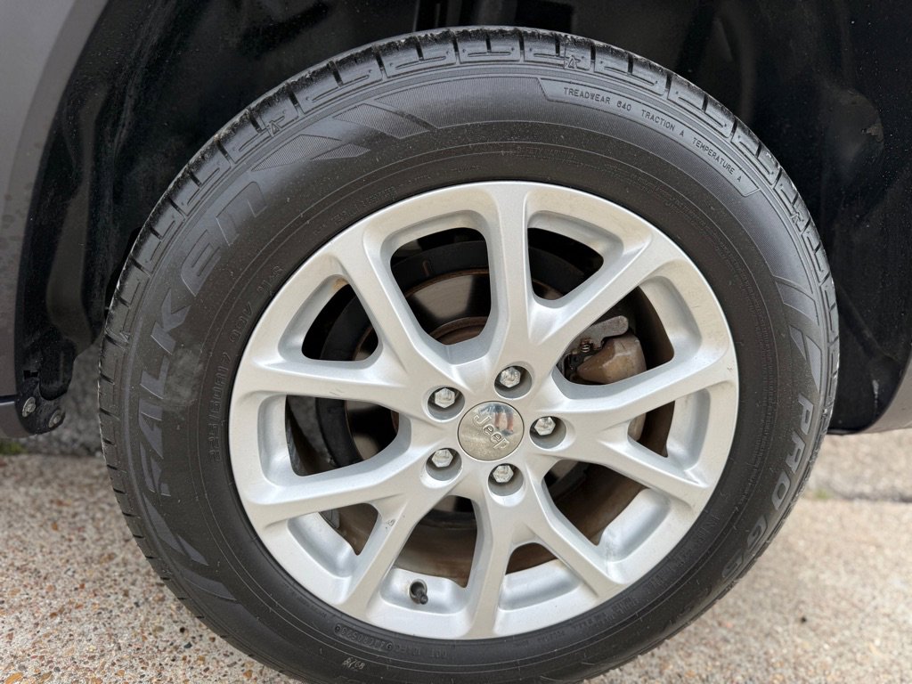Used 2014 Jeep Cherokee Latitude w/ Comfort/Convenience Group FWD image 22
