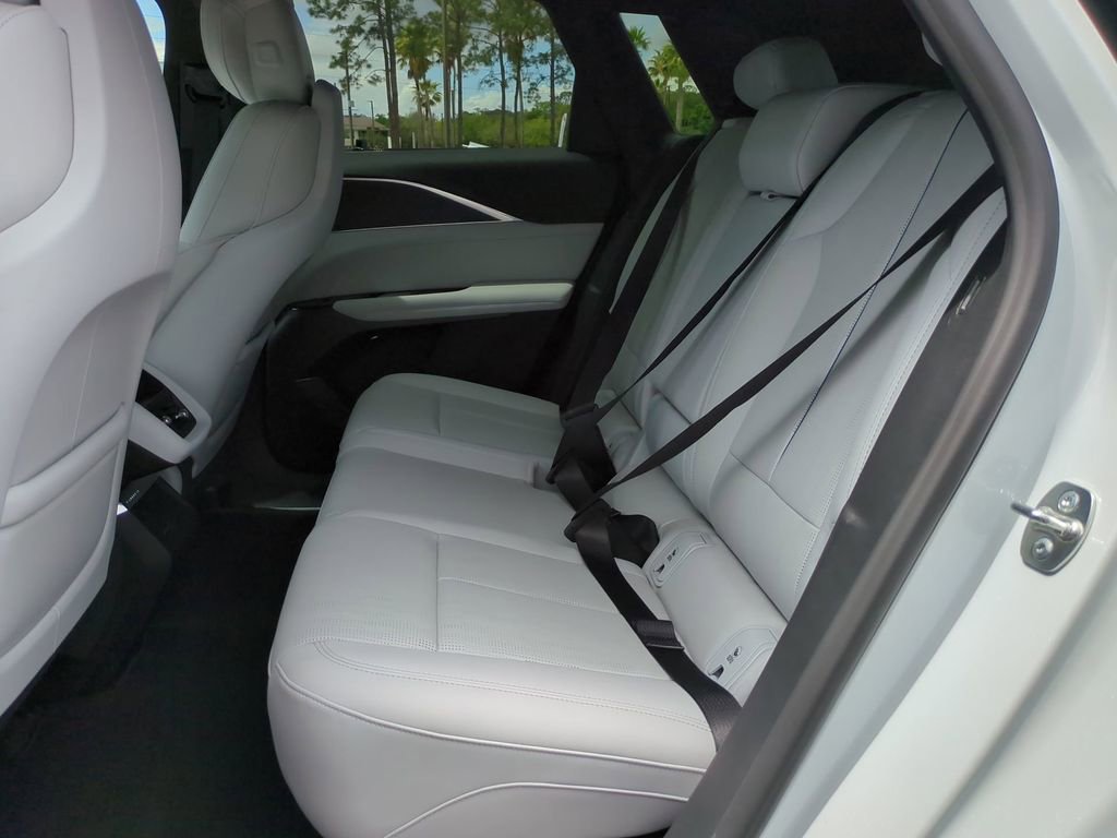 Used 2024 Cadillac Lyriq Luxury AWD/4WD image 13