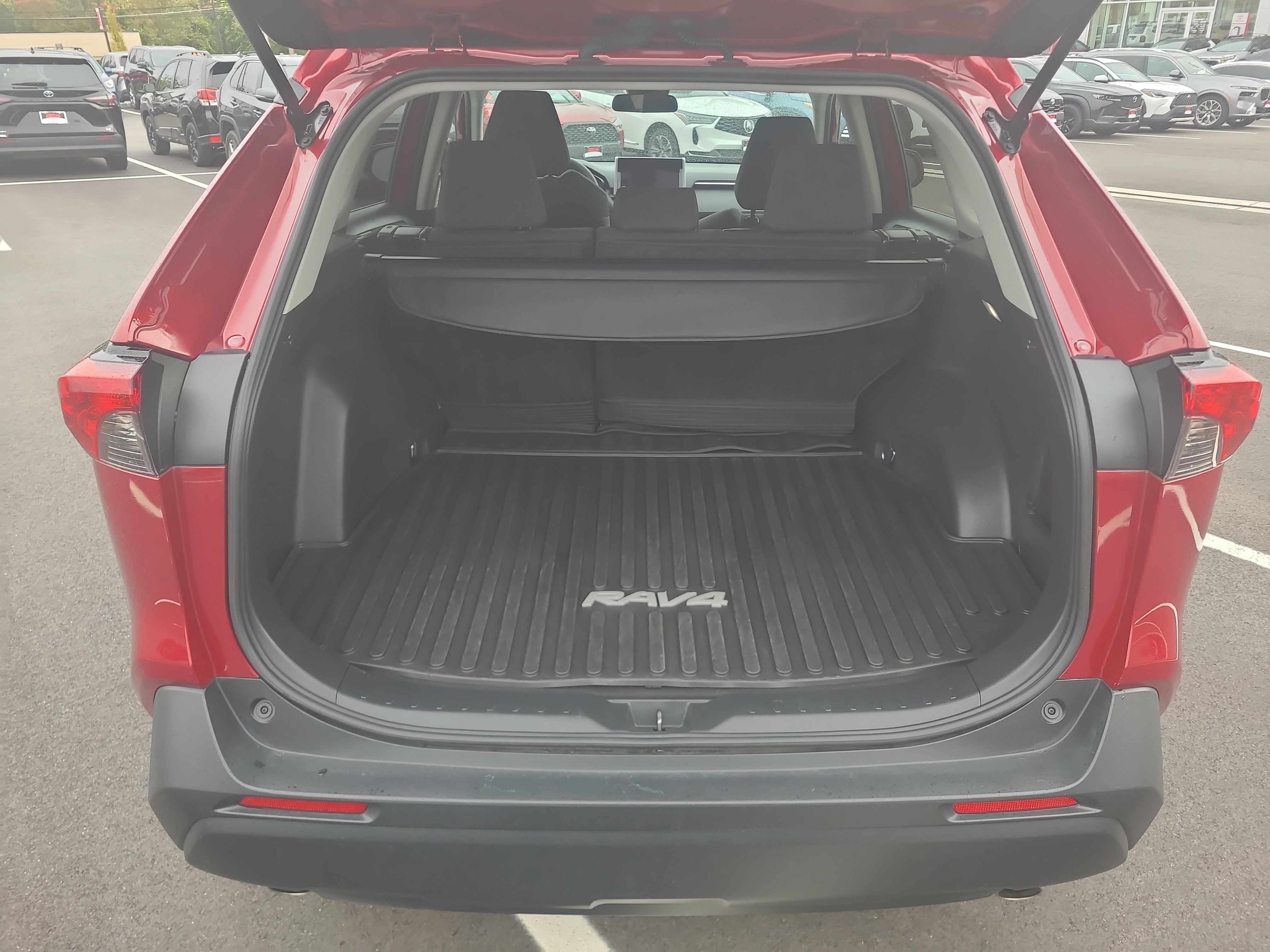 Used 2024 Toyota RAV4 LE AWD/4WD image 29