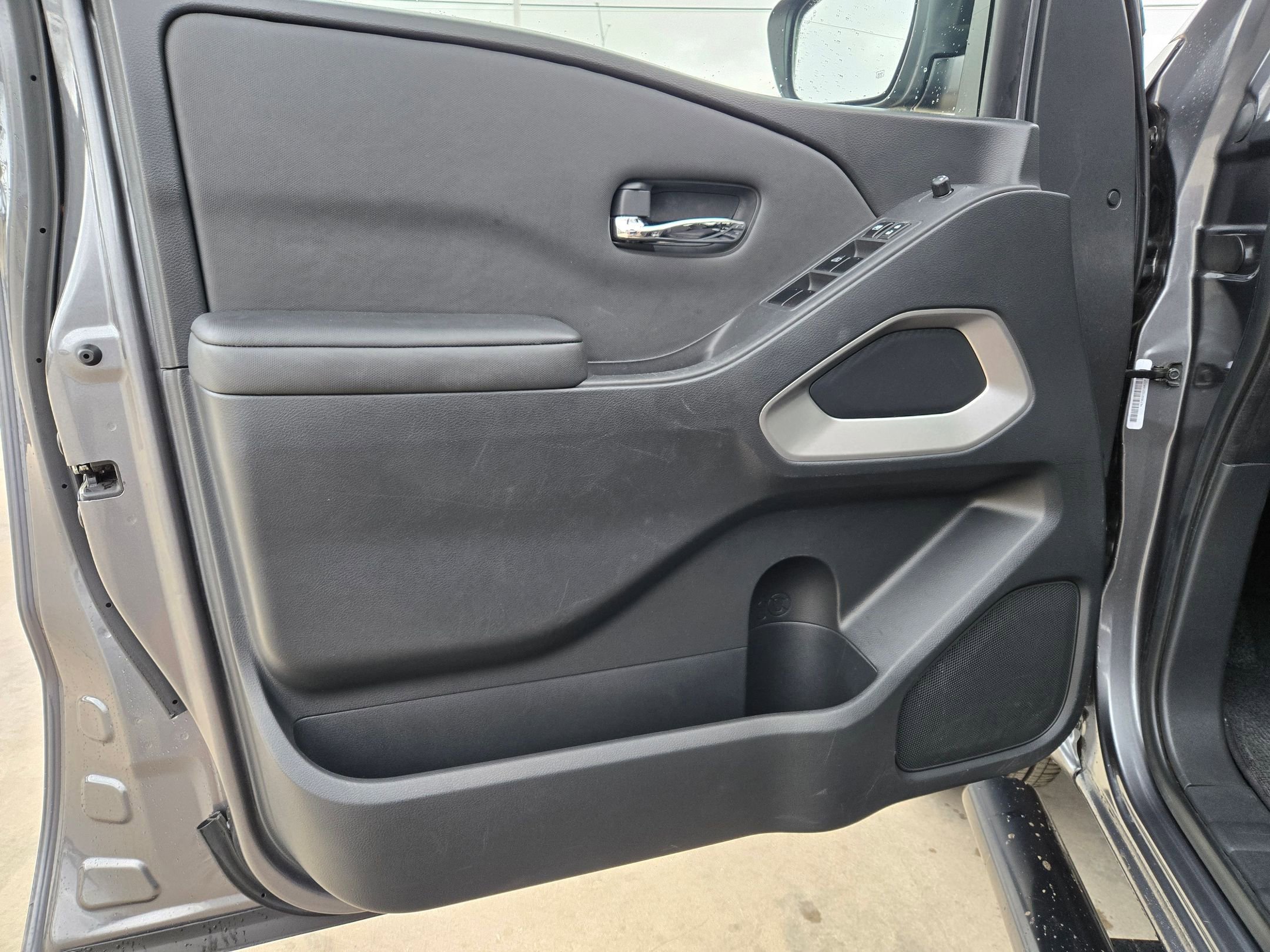 Used 2024 Nissan Frontier SV w/ SV Convenience Package image 11