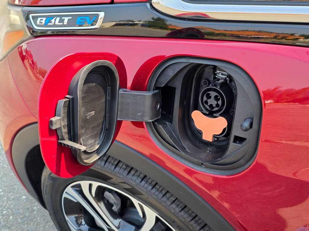 Used 2018 Chevrolet Bolt Premier w/ Driver Confidence II Package FWD image 11