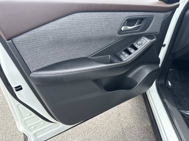 Used 2023 Nissan Rogue SV AWD/4WD image 18